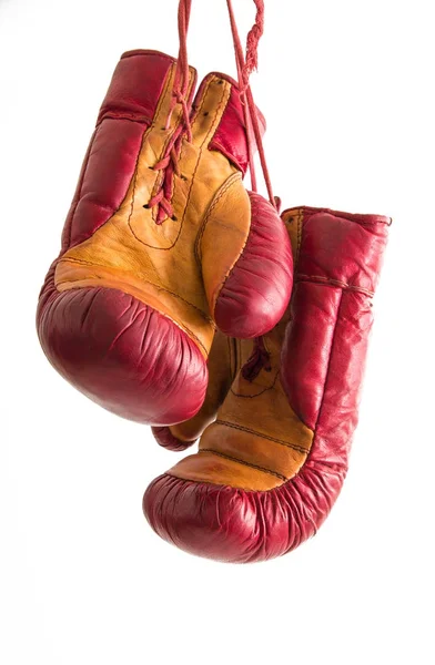 Luvas de boxe isoladas em fundo branco — Fotografia de Stock