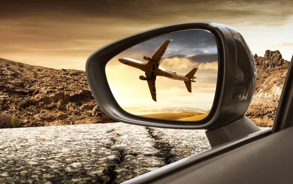Αεροπλάνο γραμμής αντανακλάται σε έναν καθρέφτη — Φωτογραφία Αρχείου