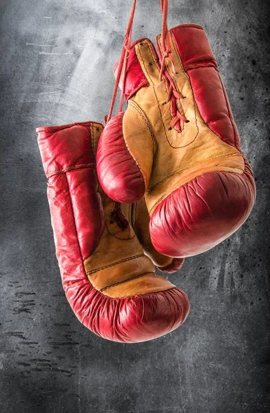 Luvas de boxe isoladas em fundo escuro — Fotografia de Stock