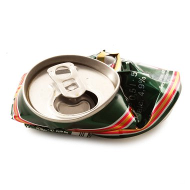 Beyaz arka planda ezilmiş Alüminyum miyim