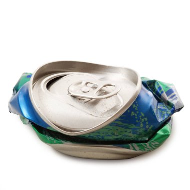 Beyaz arka planda ezilmiş Alüminyum miyim