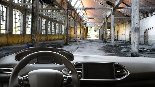 Elhagyott gyárban a kocsiban — Stock Fotó