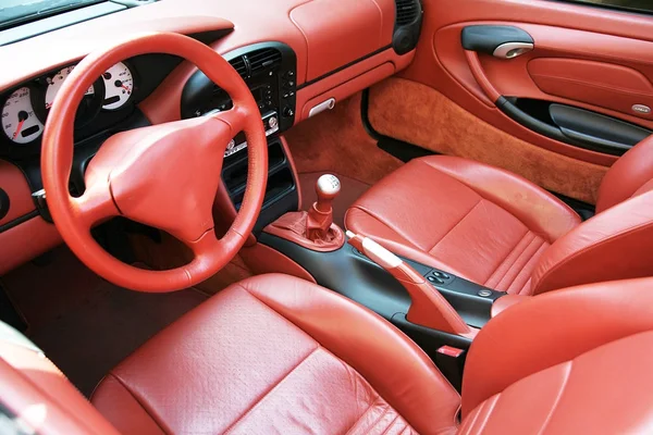 Autoinnenraum in rotem Leder — Stockfoto