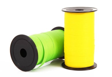 Beyaz arka planda sarı ve yeşil şerit