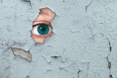 Bir duvardan casusluk göz