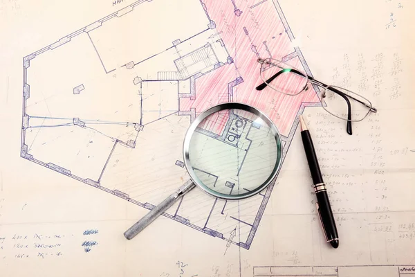 Gözlük ve kalem ile Kadastro Haritası