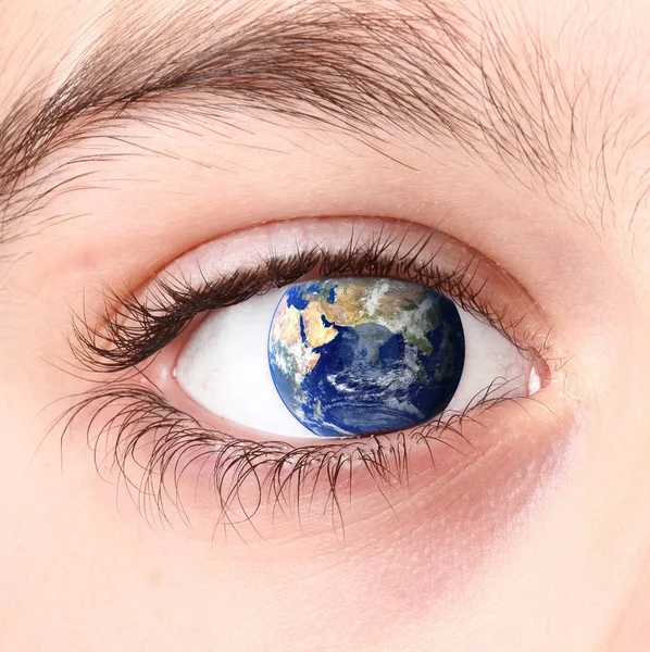 Ojo con la Tierra en lugar de la pupila — Foto de Stock