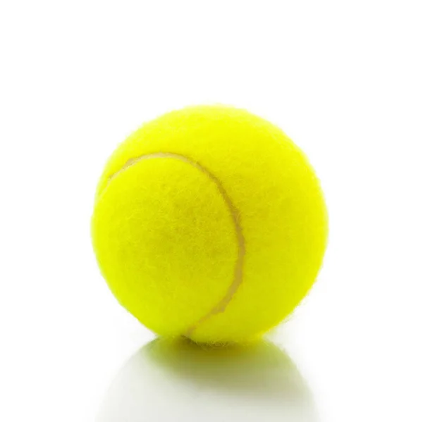 Bola de tênis isolado em fundo branco — Fotografia de Stock