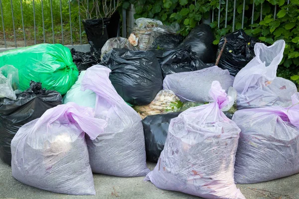 Bolsas llenas de basura en fondo blanco —  Fotos de Stock