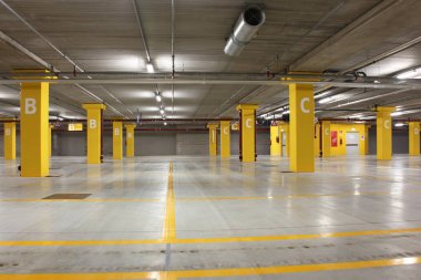 boş büyük yer altı otoparkı