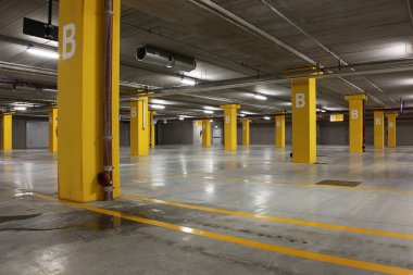 boş büyük yer altı otoparkı