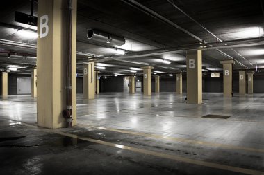boş büyük yer altı otoparkı