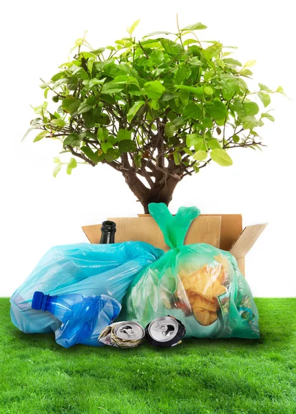 Afval om te worden gerecycleerd in witte achtergrond — Stockfoto