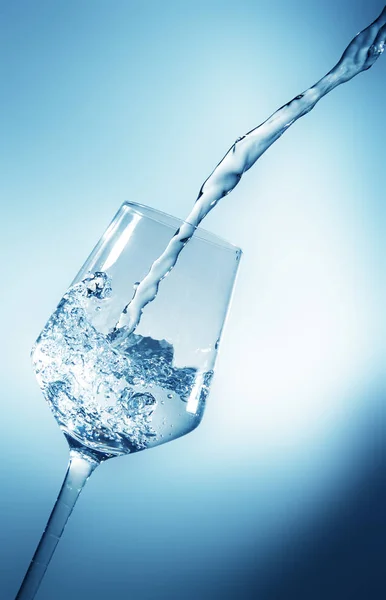 Glas mit Eis und flüssigem Spritzer — Stockfoto