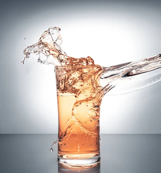 Glas met ijs en vloeibare plons — Stockfoto