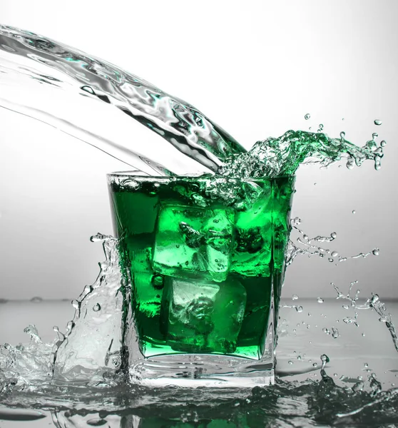 Glas med is och flytande splash — Stockfoto