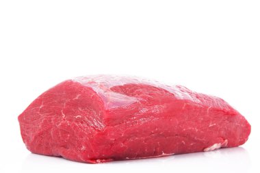 Beyaz arka planda ham sığır eti