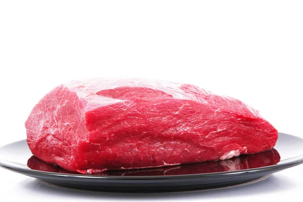 Rohes Rindfleisch vor weißem Hintergrund — Stockfoto