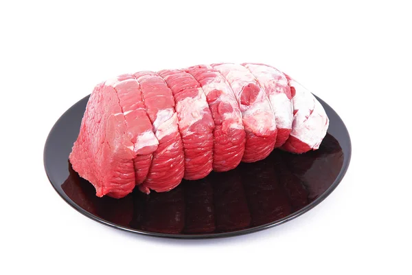 Rohes Rindfleisch zum Braten vor weißem Hintergrund — Stockfoto