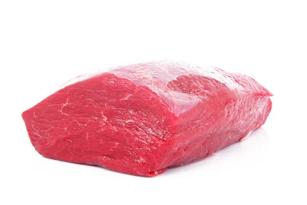 Rohes Rindfleisch vor weißem Hintergrund Stockfoto