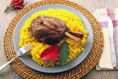 Shin ile safran sarı pirinç ile kızartma