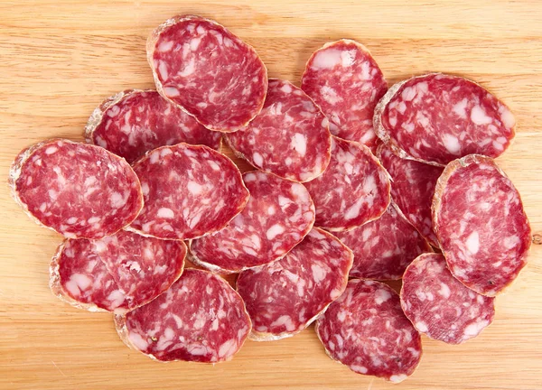 Italiensk salami skivor på träskiva — Stockfoto