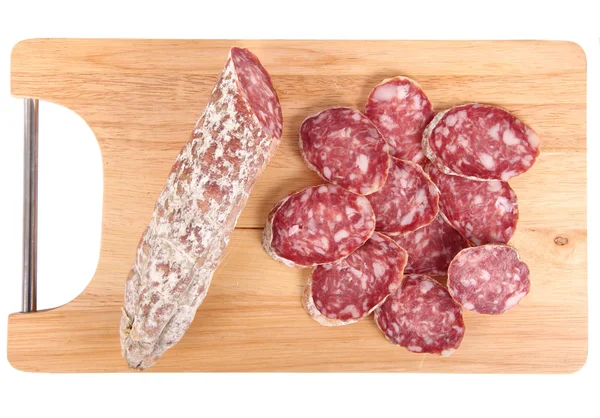 Italiensk salami skivor på träskiva — Stockfoto