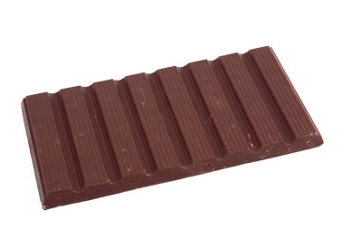 Beyaz arka planda fındık ile izole çikolata