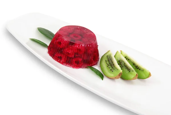 Framboesas aspic com kiwi em fundo branco — Fotografia de Stock