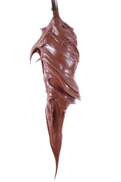 Изолированный шоколадный крем на ложке на белом фоне — стоковое фото