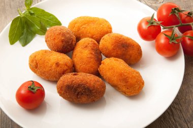 pirinç Kızarmış köfte çanak ahşap arka planda