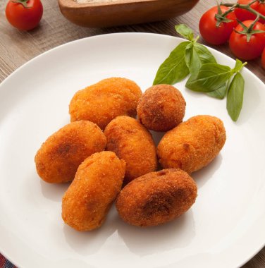 pirinç Kızarmış köfte çanak ahşap arka planda