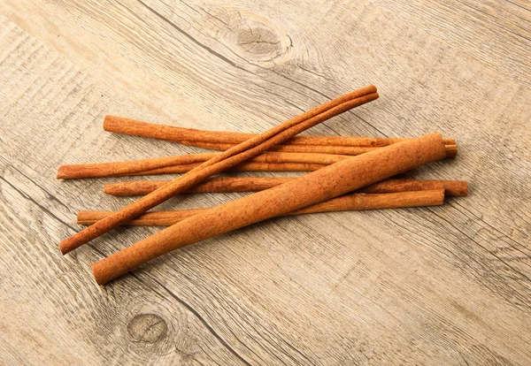 Sticks κανέλας σε φόντο ξύλινη — Φωτογραφία Αρχείου
