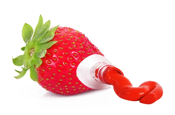 Erdbeere wie eine Tube Farbe auf weißem Hintergrund — Stockfoto