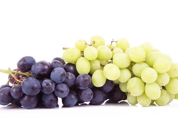 Bando de uvas em fundo branco — Fotografia de Stock