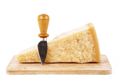 Beyaz arka planda orijinal İtalyan parmesan peyniri