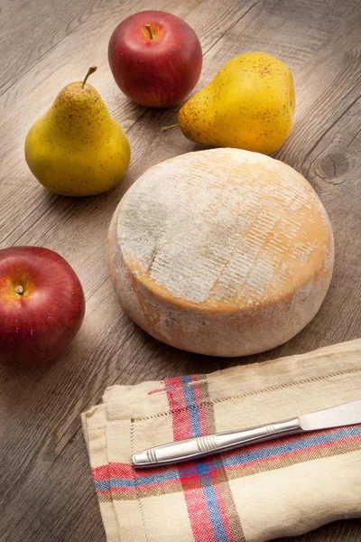 Original italienischer Käse in Holztisch — Stockfoto