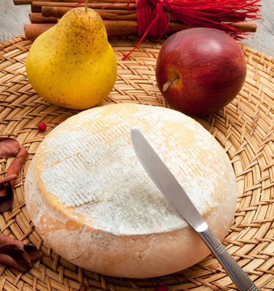 Original italienischer Käse in Holztisch — Stockfoto