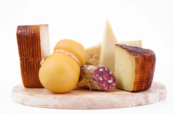 白い背景で割って元のイタリアのチーズ — ストック写真