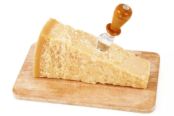 Оригинальный итальянский сыр пармезан на белом фоне — стоковое фото