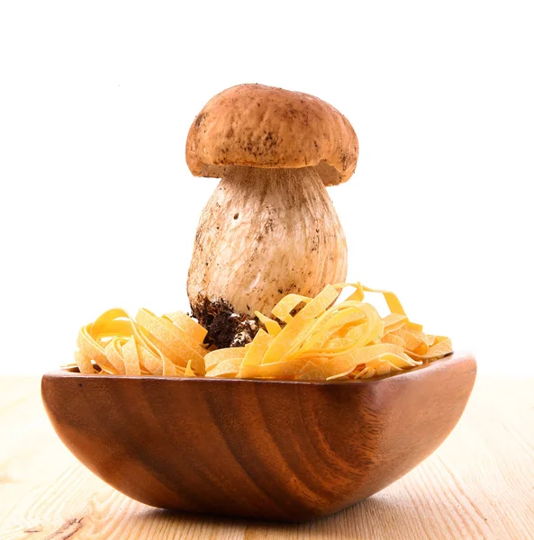 Surovina pro vaření těstoviny s houbami — Stock fotografie
