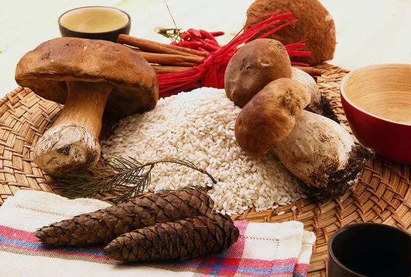 Ингредиент для приготовления риса с грибами — стоковое фото