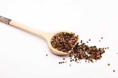 Beyaz arka planda kaşık biber tohum