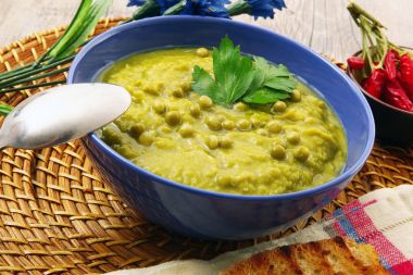 biyo malzemelerle geleneksel bezelye çorbası