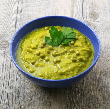 biyo malzemelerle geleneksel bezelye çorbası