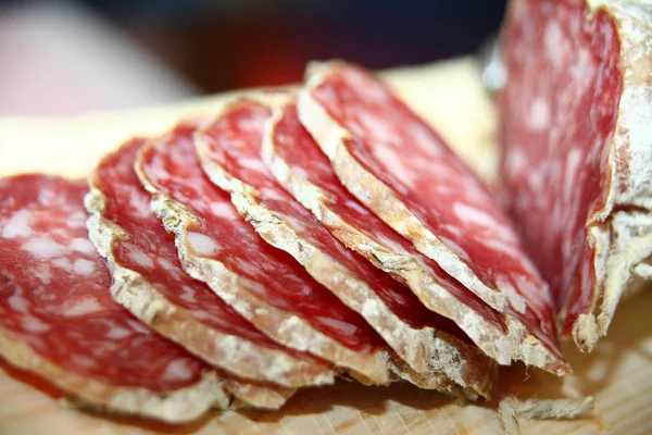 Färsk italiensk salami skivor — Stockfoto