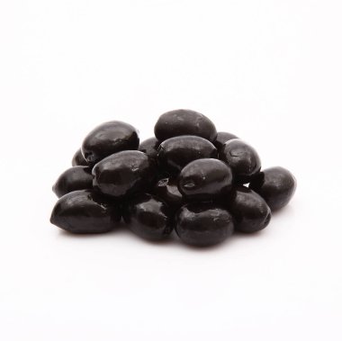 Beyaz arka planda izole zeytin