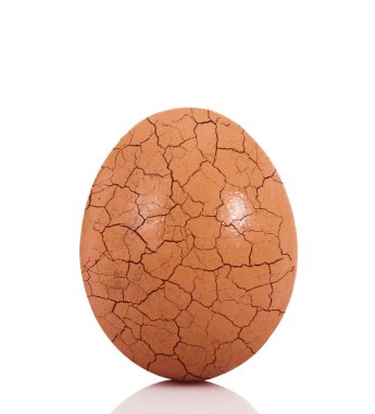 Beyaz arka planda izole kırık yumurta