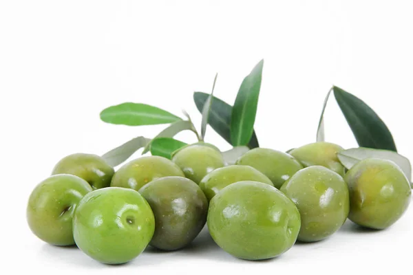 Оливки на белом фоне — стоковое фото