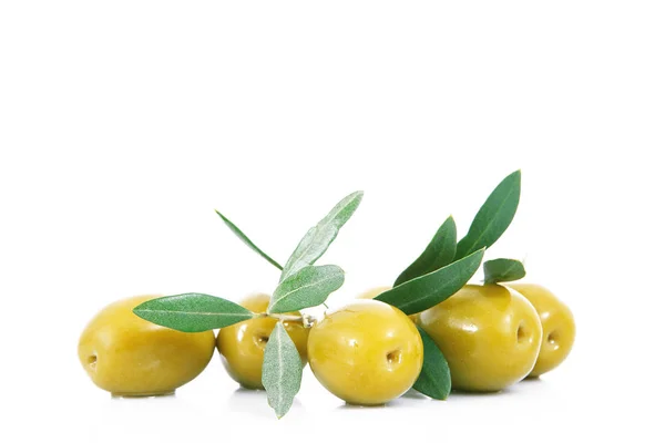 Оливки на белом фоне — стоковое фото